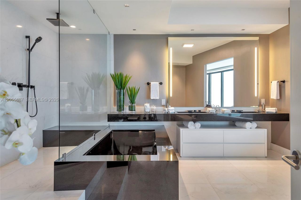 18555 Collins Ave , Unit 4705, Sunny Isles Beach, FL 33160 Photo