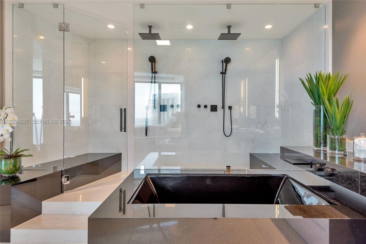 18555 Collins Ave , Unit 4705, Sunny Isles Beach, FL 33160 Photo