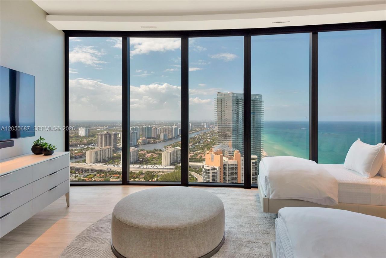 18555 Collins Ave , Unit 4705, Sunny Isles Beach, FL 33160 Photo