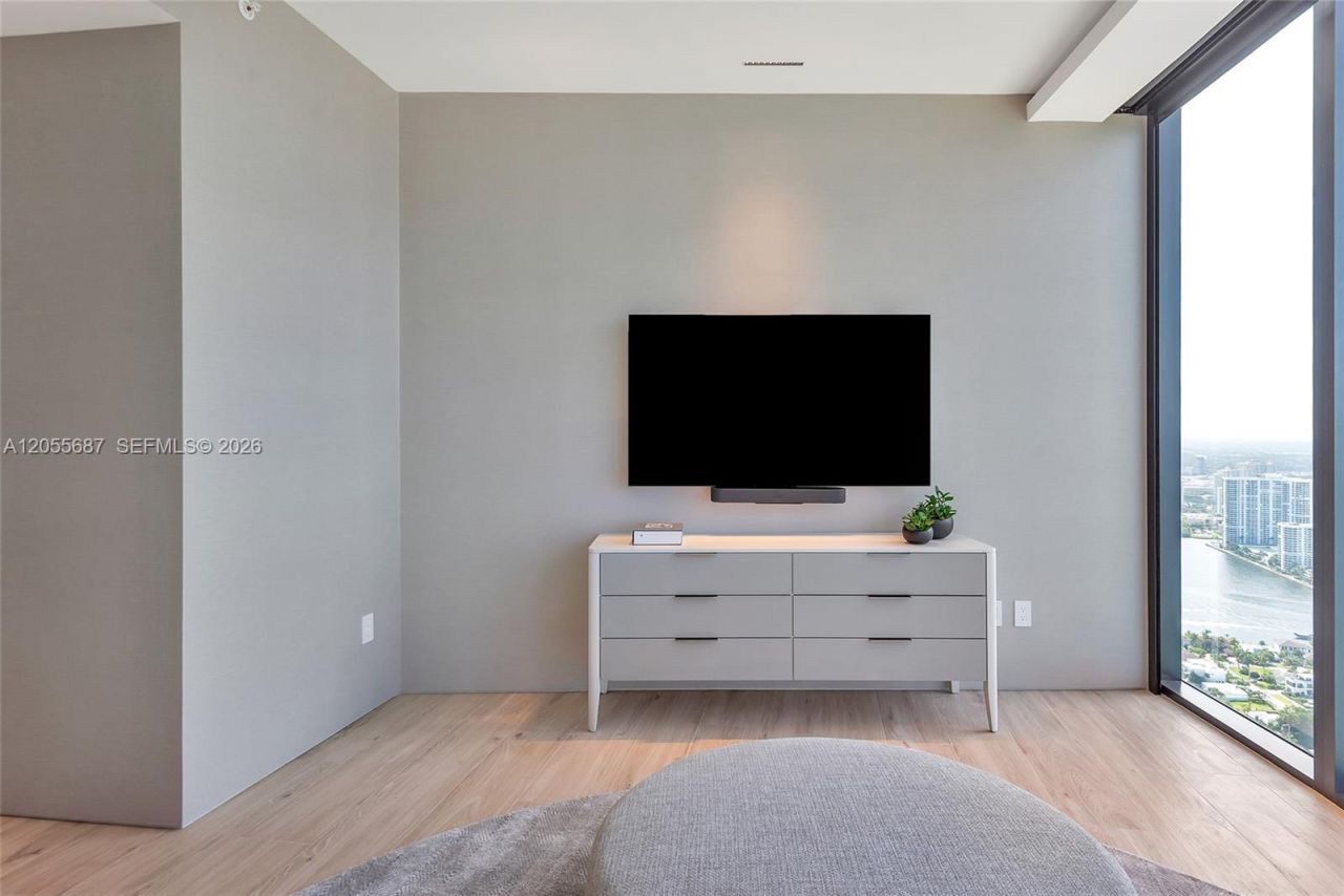 18555 Collins Ave , Unit 4705, Sunny Isles Beach, FL 33160 Photo