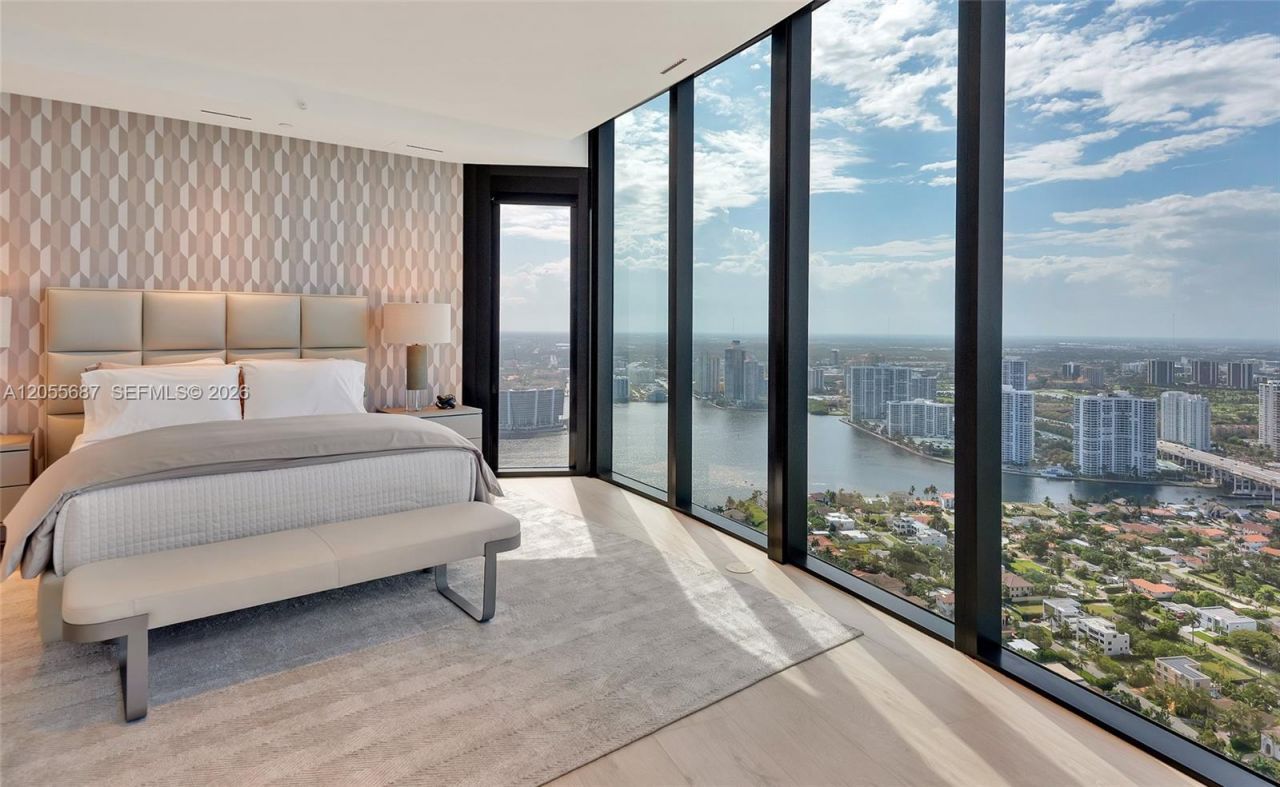 18555 Collins Ave , Unit 4705, Sunny Isles Beach, FL 33160 Photo