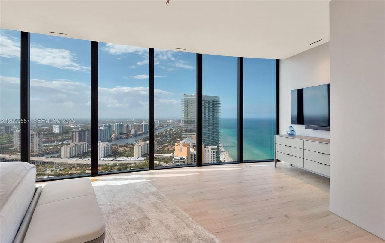 18555 Collins Ave , Unit 4705, Sunny Isles Beach, FL 33160 Photo