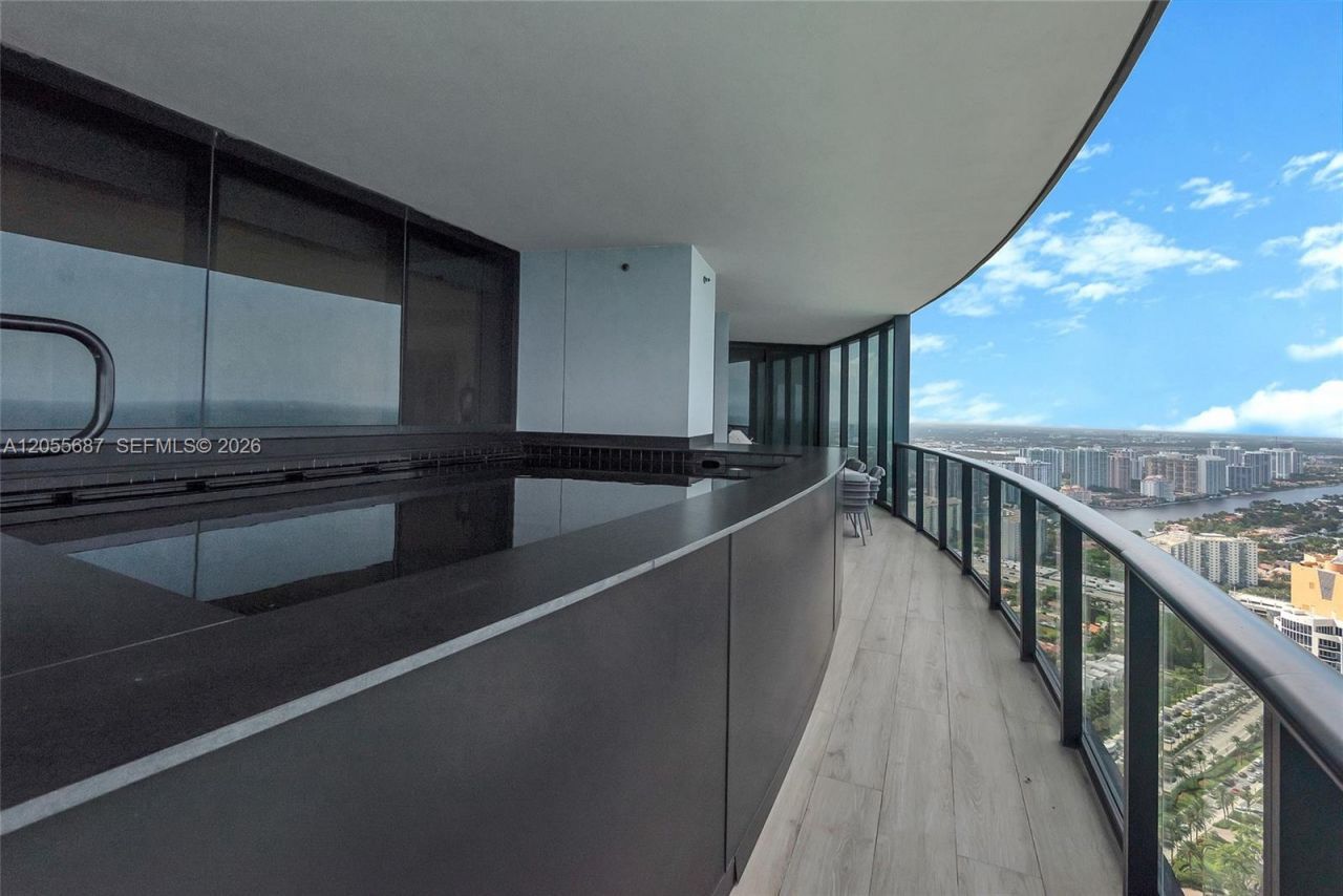18555 Collins Ave , Unit 4705, Sunny Isles Beach, FL 33160 Photo
