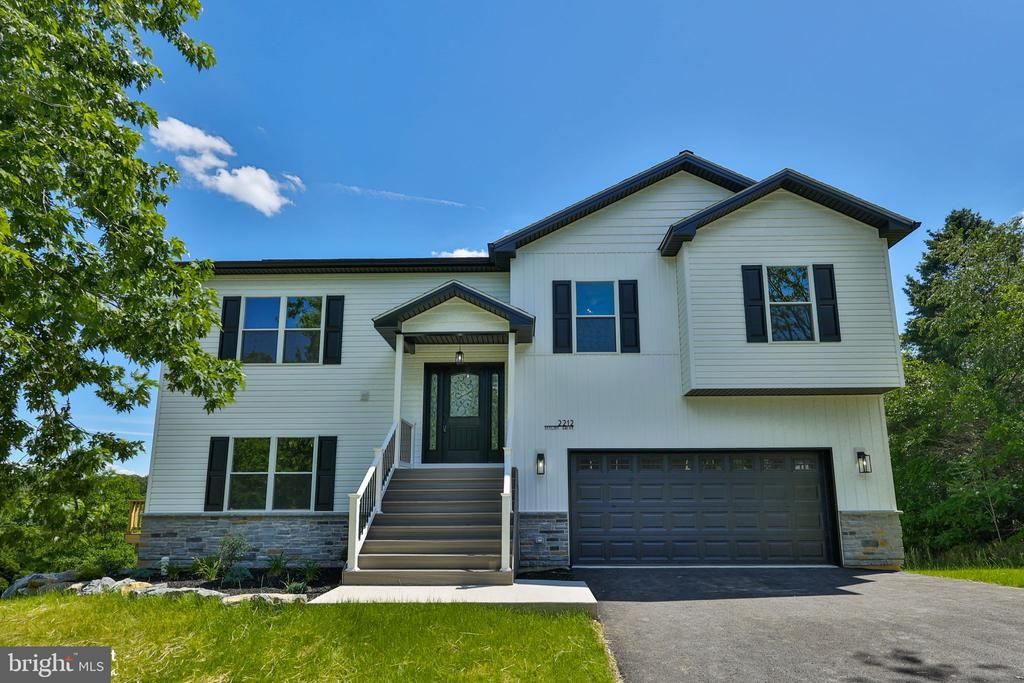 2212 SKYLINE DRIVE , SLATINGTON, PA 18080