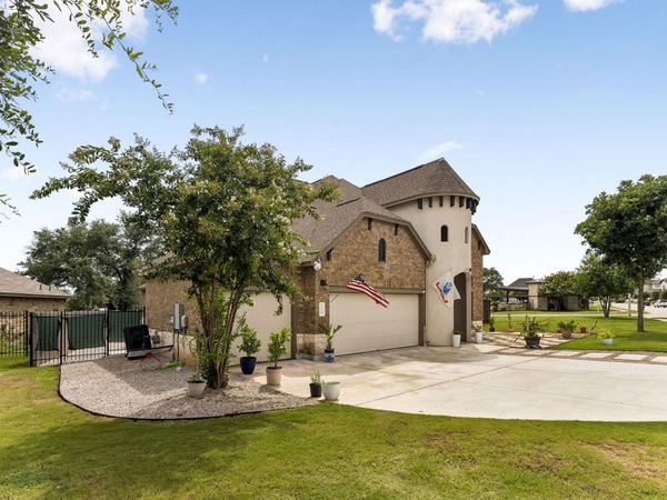 106 Groesbeck LN , Leander, TX 78641