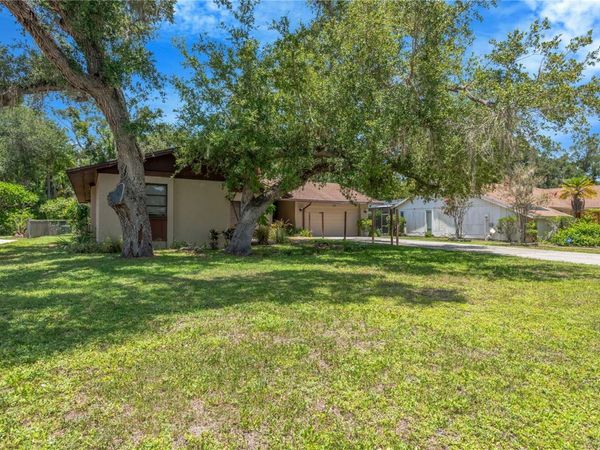 213 WHISPERING OAKS COURT , SARASOTA, FL 34232