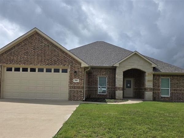 906 Stone Meadow Drive , Mabank, TX 75147