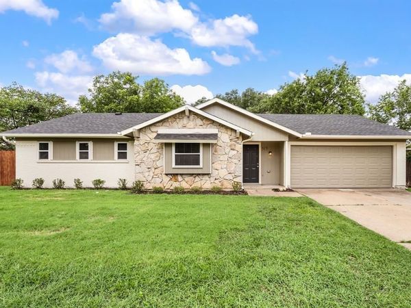 515 Brynmawr Court , Arlington, TX 76014