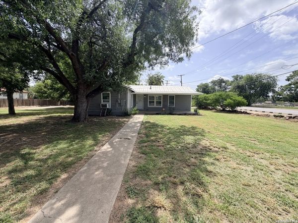 1404 N MAIN ST, Pleasanton, TX 78064
