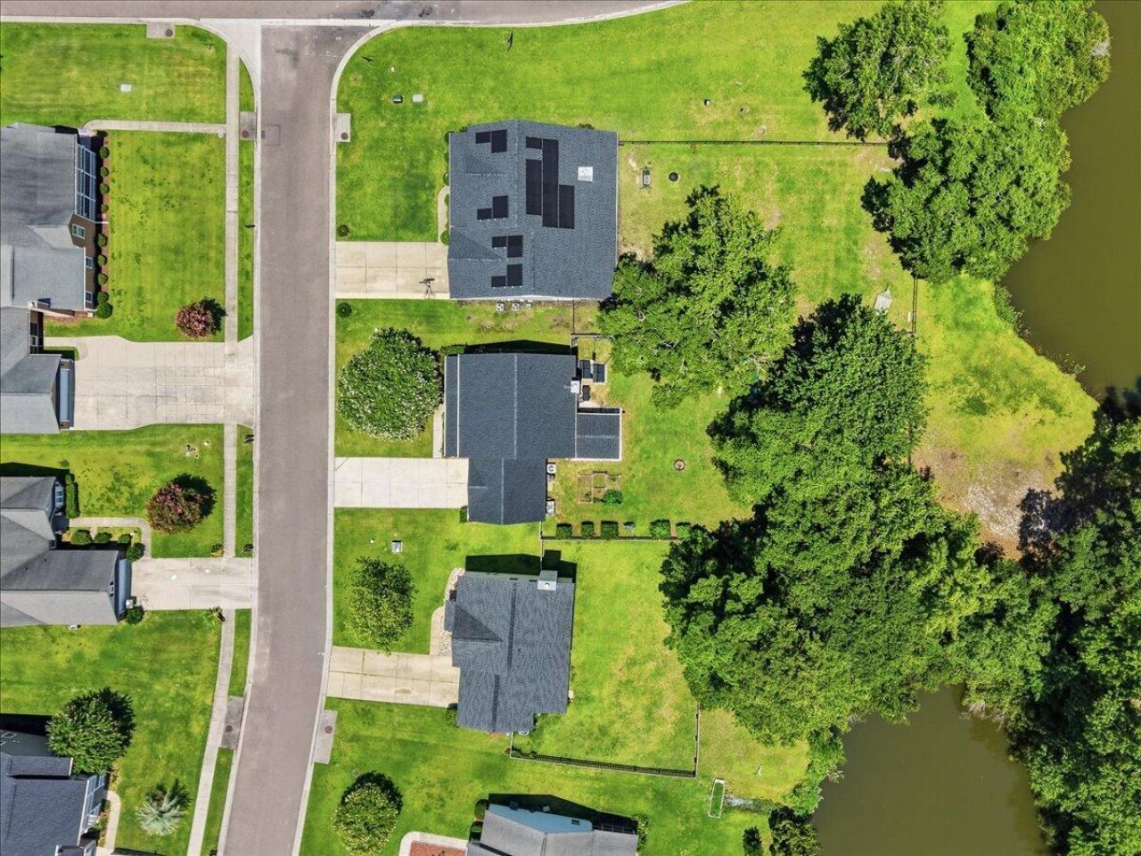 302 Lakewind Drive Photo 10