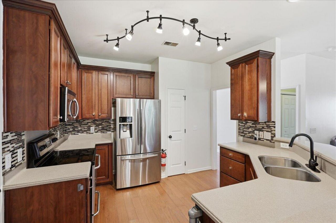 302 Lakewind Drive Photo 20