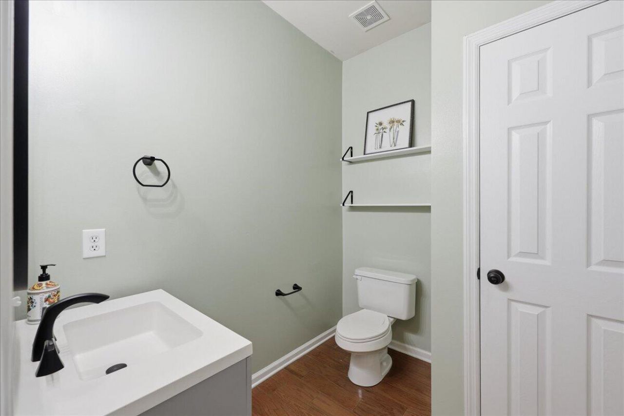 302 Lakewind Drive Photo 24