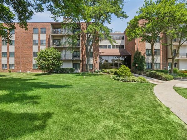 3030 Pheasant Creek Drive , Unit 103, Northbrook, IL 60062