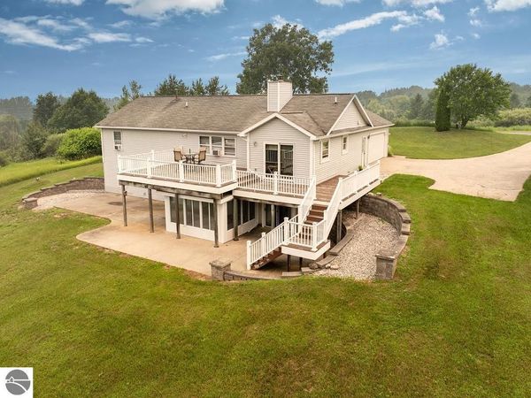 6025 Country Cove, Traverse City, MI 49685
