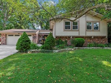 8369 Burning Bush Road, Grosse Ile Twp, MI 48138