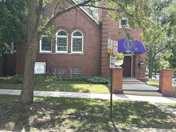 1332 Davis Street, Evanston, IL 60201