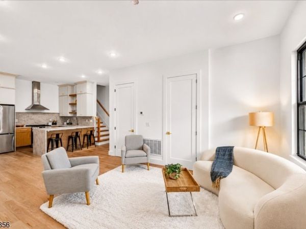 113 Oak St, Jersey, NJ 07304