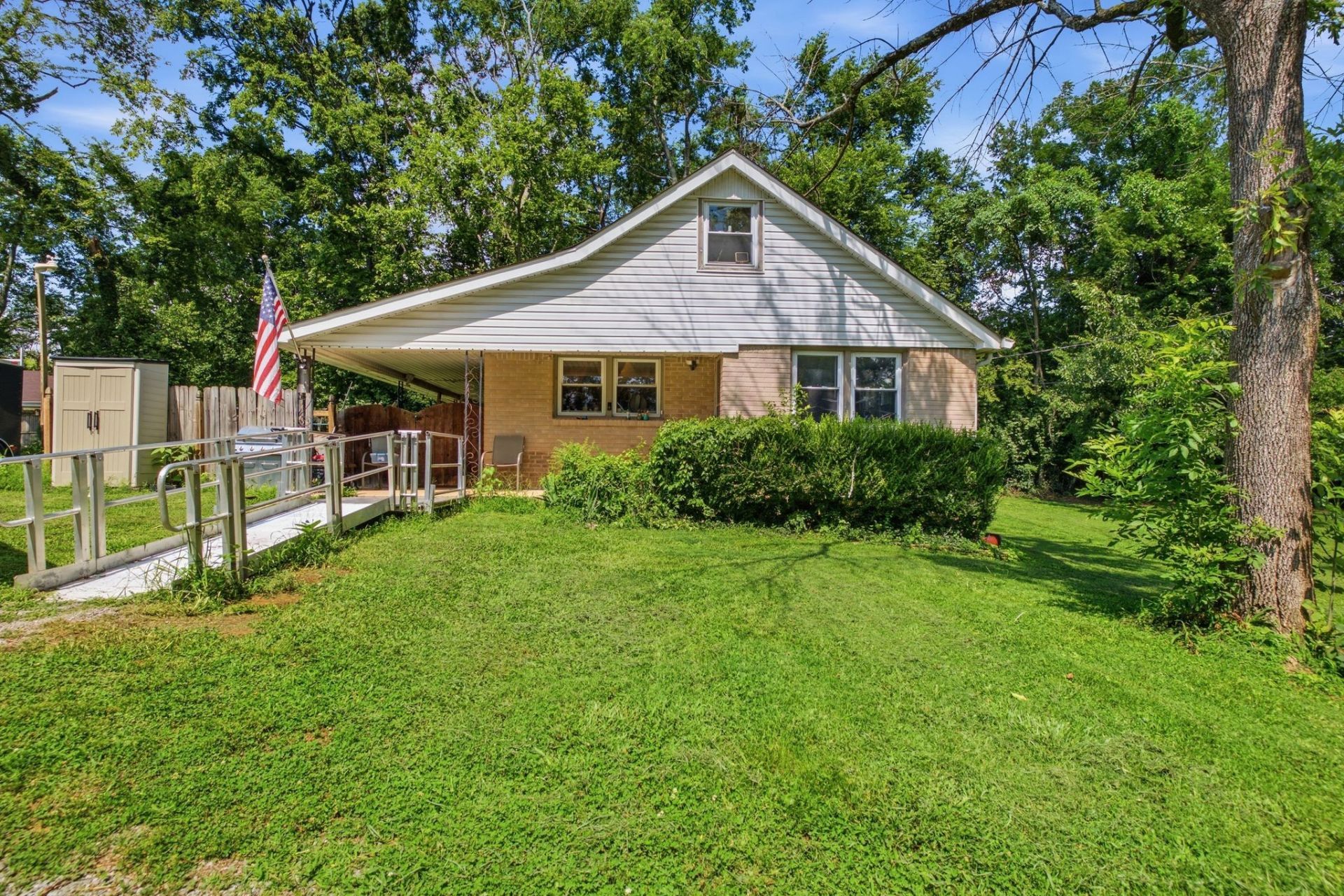 216 Walton Ferry Rd, Hendersonville, TN 37075 Main Photo