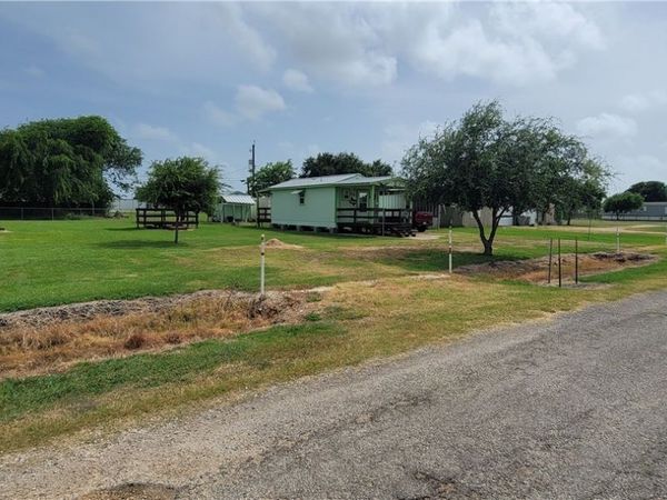 1007 W Dallas Avenue , Seadrift, TX 77983