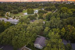 1 10th Avenue photo 4