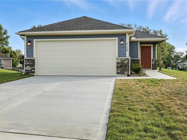 416 Valley View Drive, Tonganoxie, KS 66086