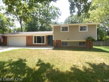 2571 Red Arrow Drive, Commerce Twp, MI 48382