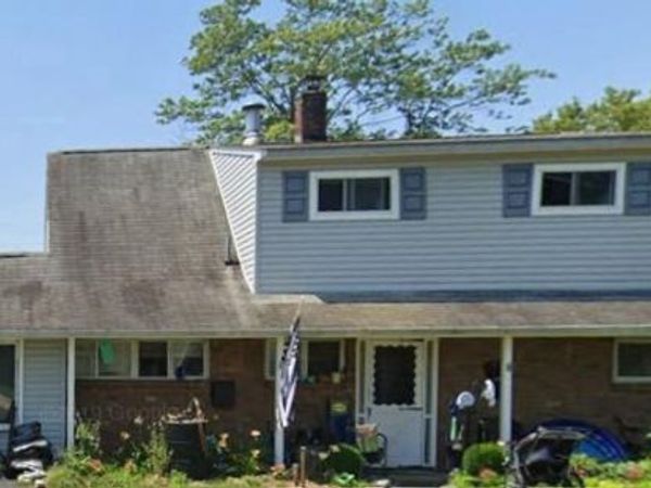 15 HOLLYHOCK LANE , LEVITTOWN, PA 19055