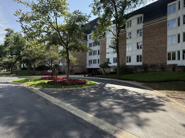 150 Lake Boulevard, Unit 107, Buffalo Grove, IL 60089