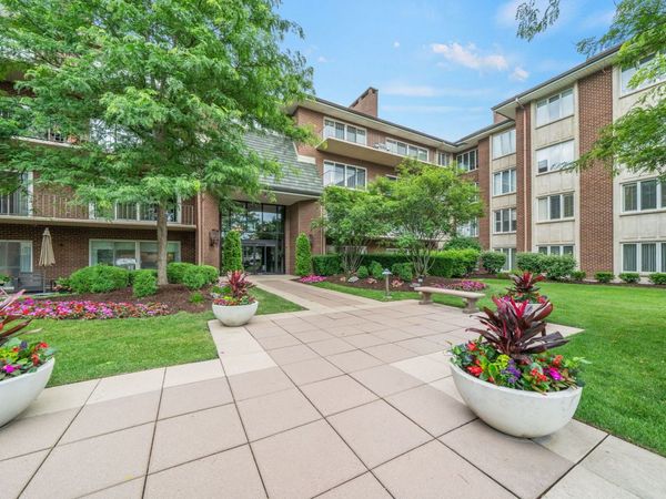 5 Oak Brook Club Drive, Unit P1N, Oak Brook, IL 60523