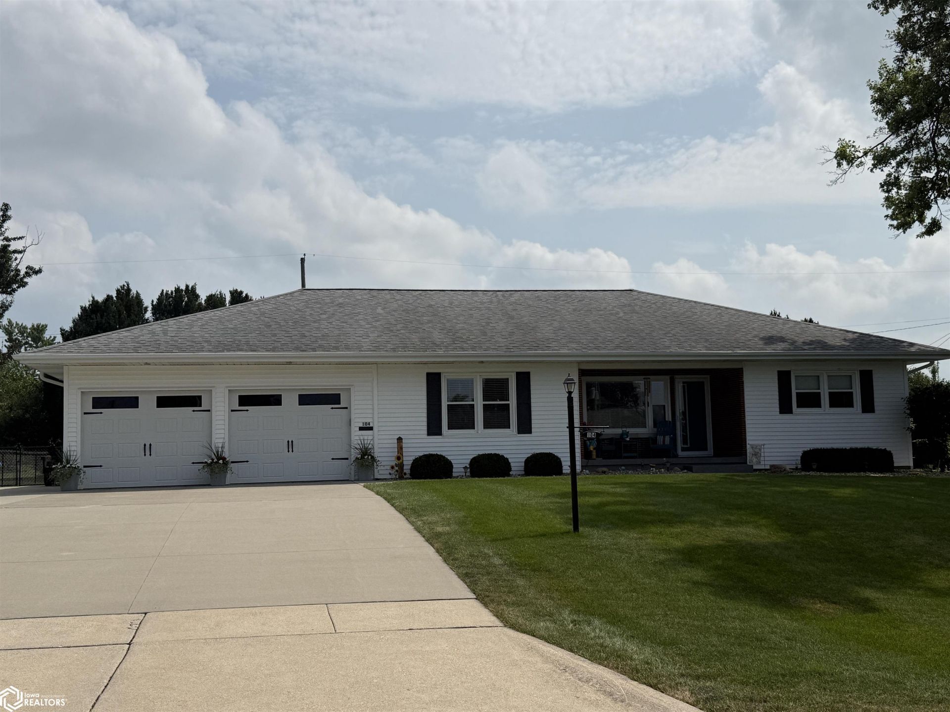 104 Crestview Drive, Marshalltown, IA 50158 Main Photo