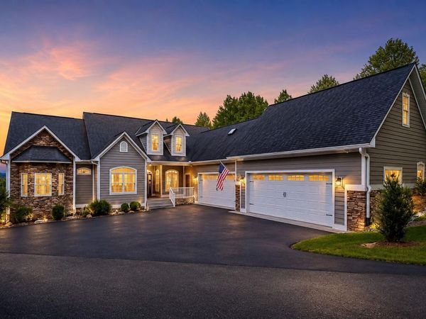 5540 Carons View LN, Roanoke, VA 24014