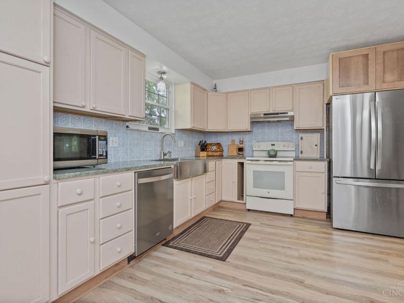 10370 KINGSPORT Drive, Evendale, OH 45241 Photo 15