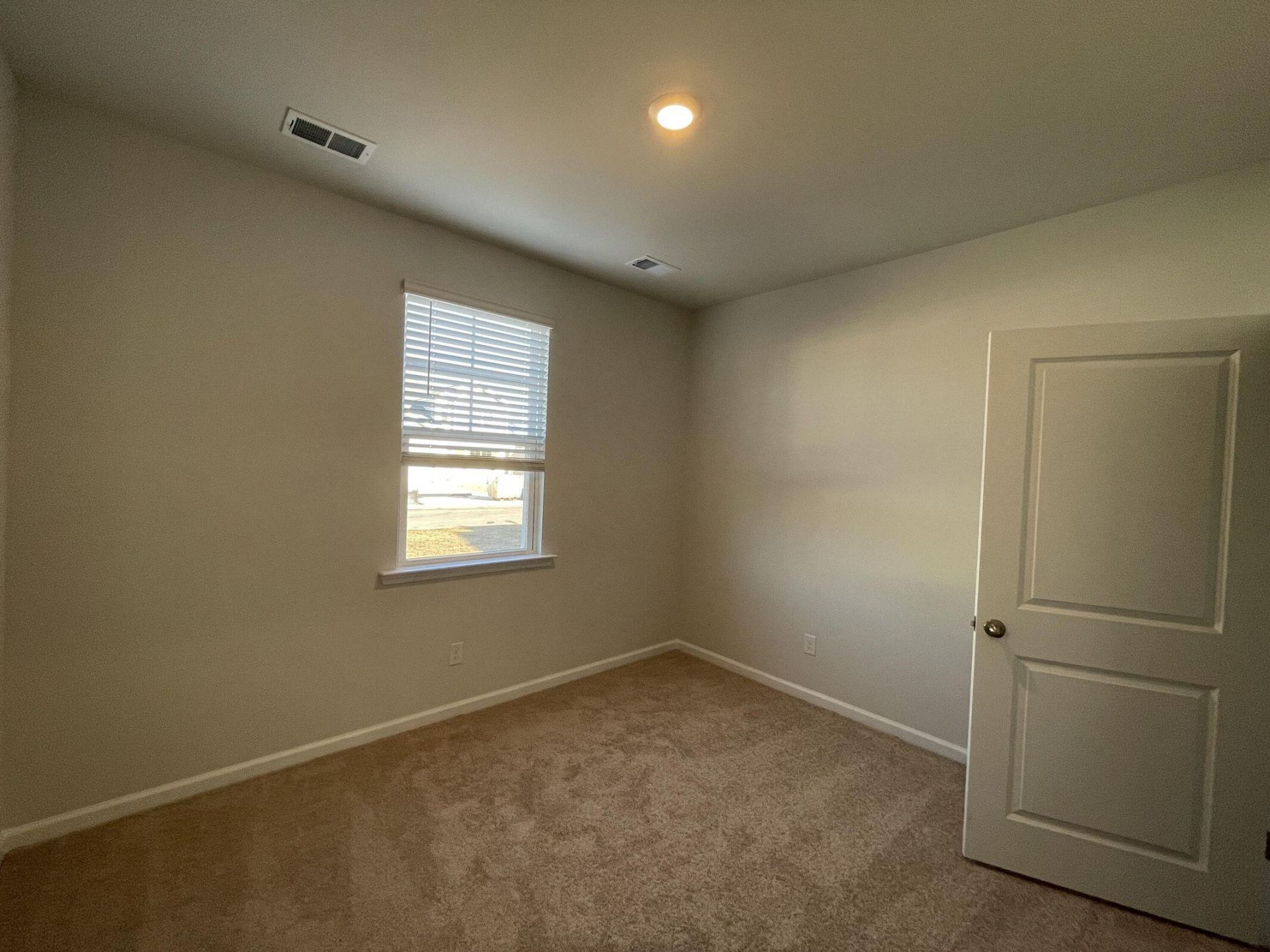 190 Oakwood Boulevard Photo 4