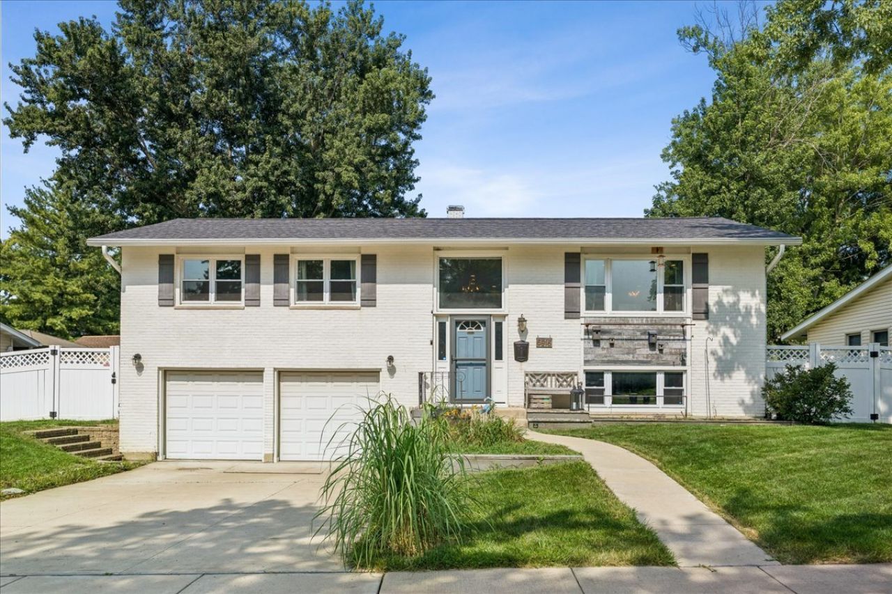 6916 Williams Drive, Woodridge, IL 60517 Main Photo