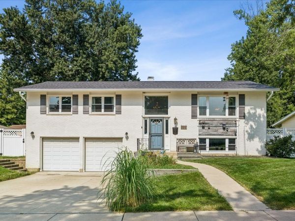 6916 Williams Drive, Woodridge, IL 60517