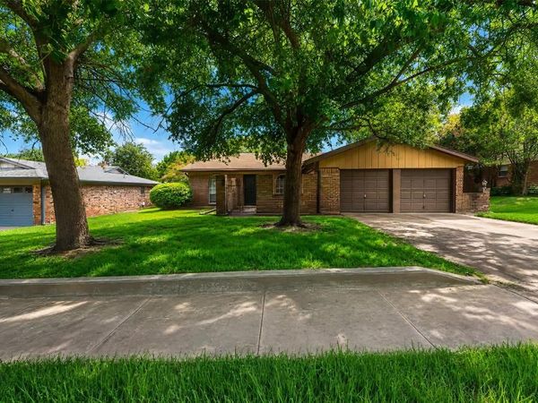 913 Gettysburg Place, Bedford, TX 76022