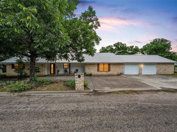 401 N Avenue V , Clifton, TX 76634