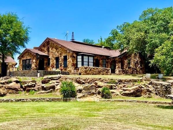 124 S 3rd Street , Jacksboro, TX 76458