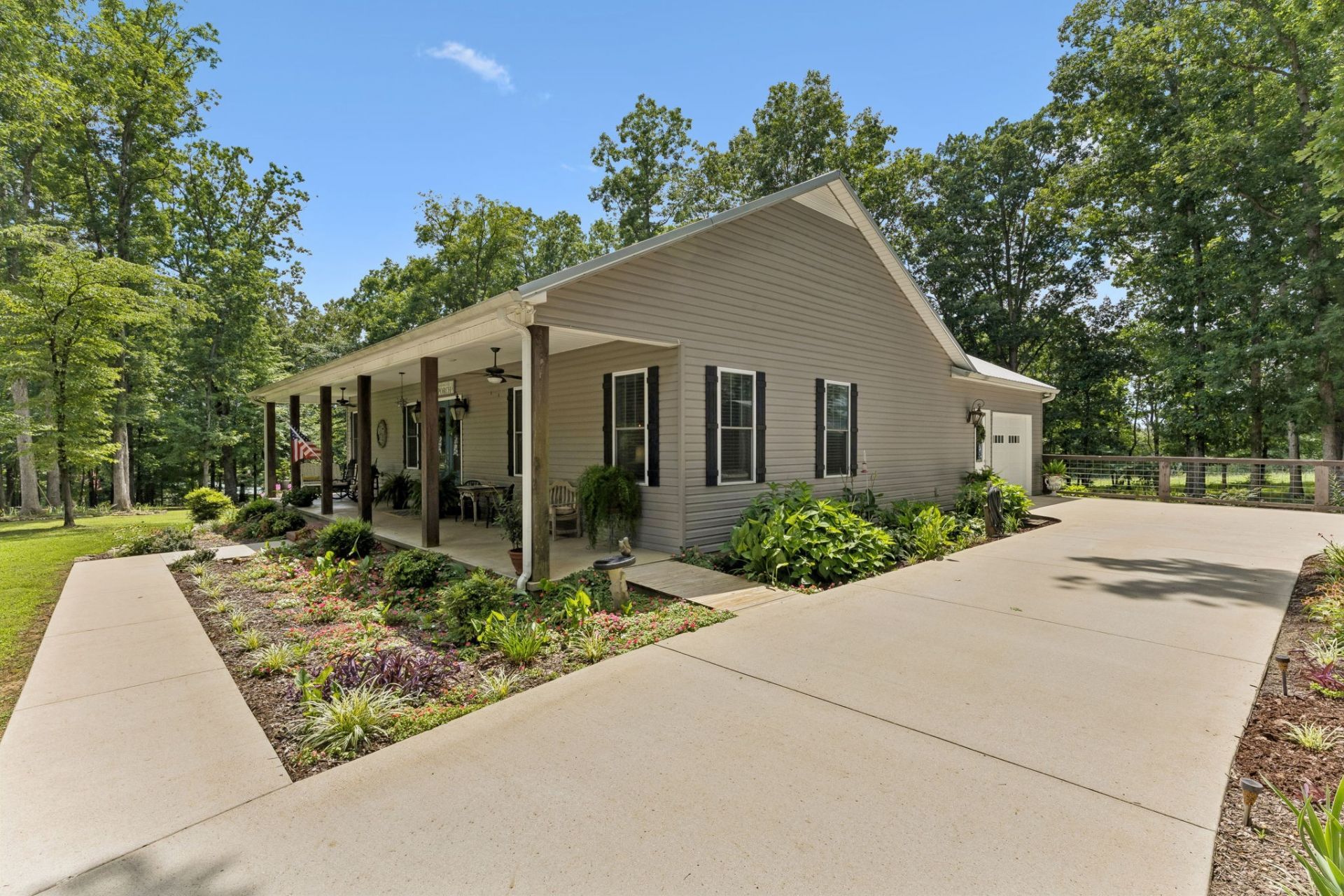 1 Lillie Ln, Lawrenceburg, TN 38464 Main Photo