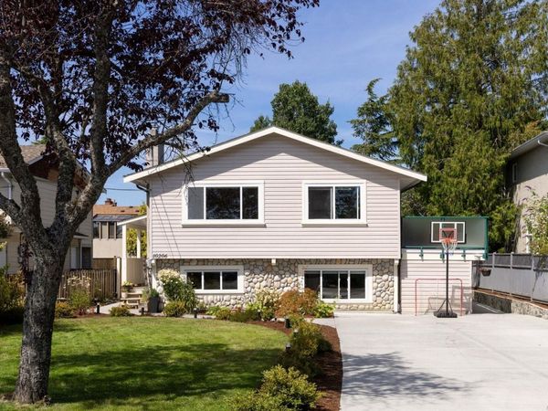 10206 Almond St , Sidney, BC V8L 3N3
