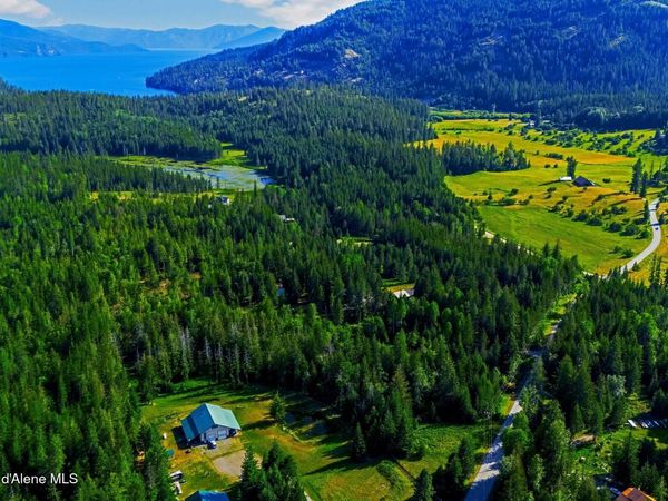27 Tanager Lane , Sagle, ID 83860
