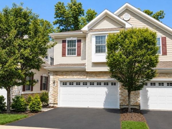 28 Camlet Ct, Roseland, NJ 07068