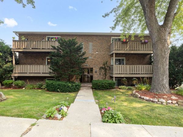 207 Fremont Street, Unit 3, Woodstock, IL 60098