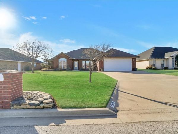 2905 Hunter Pointe , Altus, OK 73521