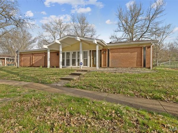 4649 McIlroy Drive , St Louis, MO 63128
