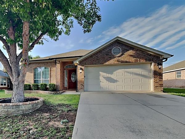 617 Creek Point Drive, Saginaw, TX 76179