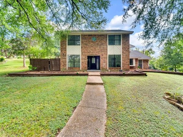 392 Creekwood Drive, Lancaster, TX 75146