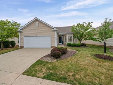 215 Village Drive, Unit 28, Seven Hills, OH 44131