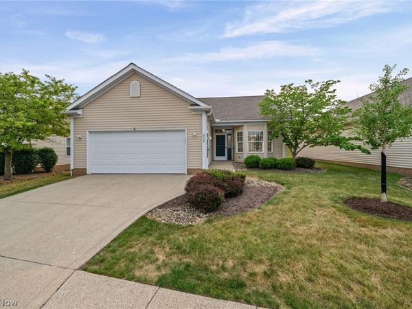 215 Village Drive, Unit 28, Seven Hills, OH 44131