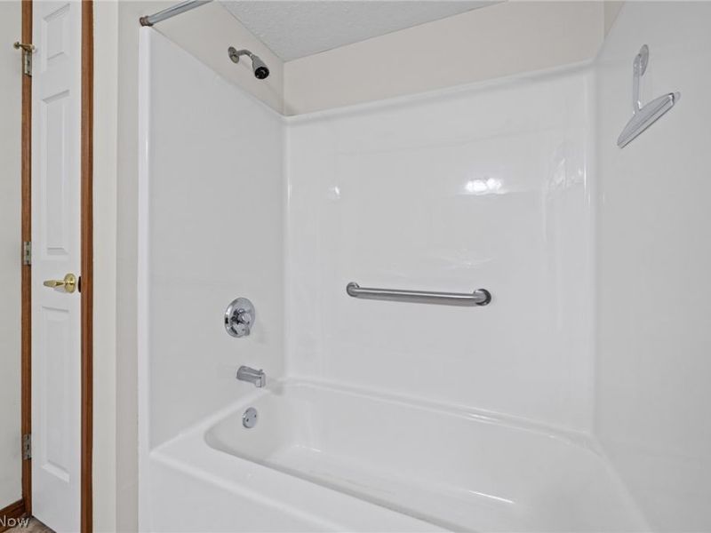 215 Village Drive, Unit 28, Seven Hills, OH 44131 Photo 15